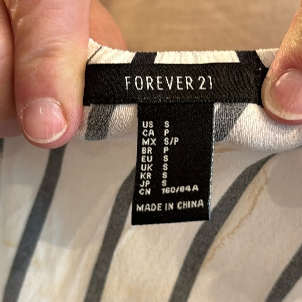 Summer top/ forever 21 brand. SHIPPING DISCOUNT INCLUDED - Picture 2 of 5